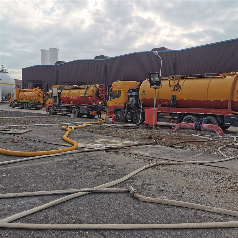 会山镇污水池清理