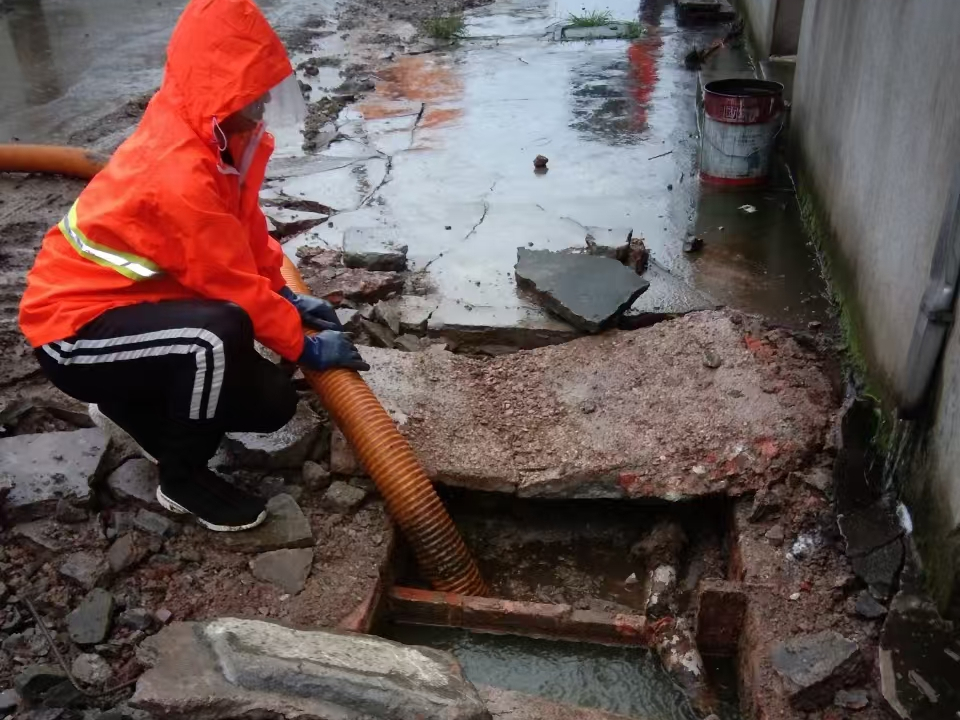 会山镇专业清理污水池 炜誉市政以规范流程守护城市 “肠道”